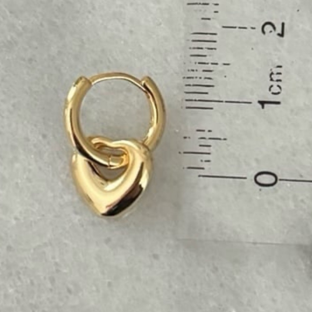 COPY - Gold Bubble Heart Charm Dangle Huggie Hoop Earrings

Brand New - Picture 4 of 5